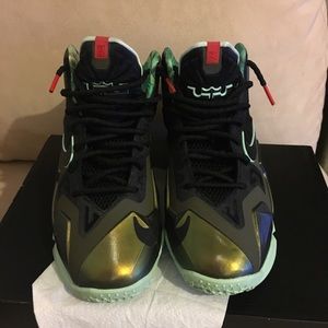 Nike LeBron XI Parachute Gold aka “King’s Pride”